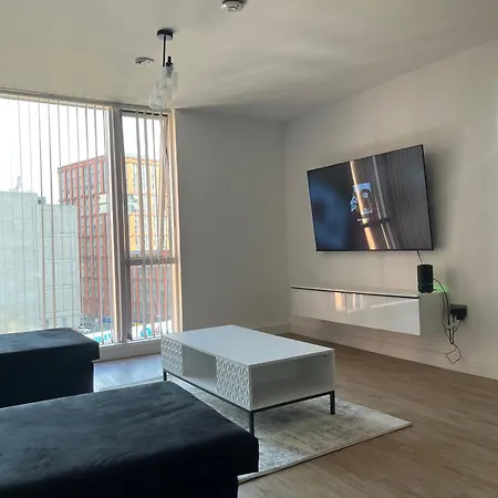 Balcony View Deluxe 2 Bed Ao Arena & Victoria Stn *