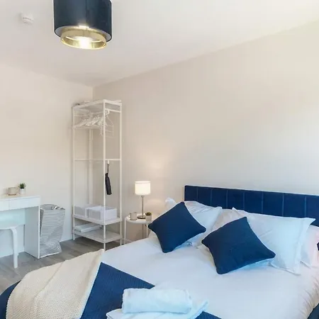 Bright 1br Near Station Sleeps 3 Апартаменты *
