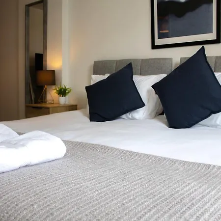 Effortless Stays At Elegant 2Br Escape Near Old Trafford Stadium