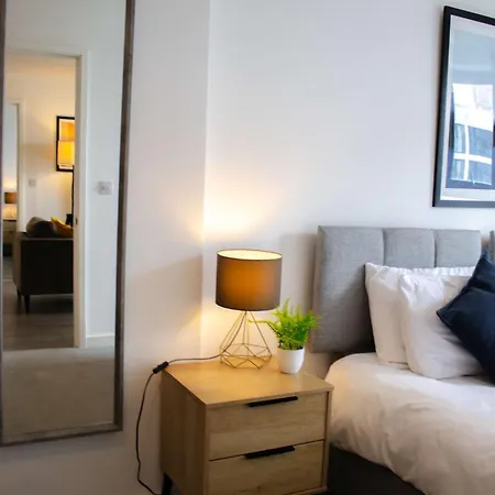 Effortless Stays At Elegant 2Br Escape Near Old Trafford Stadium *