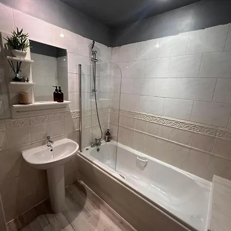 Sleeps 6 With Air Conditioning Манчестер