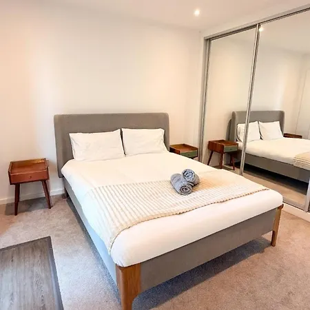 Stylish New 2br 5min Ao Arena Free Parking 公寓