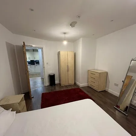 2 Bed Large M1 Area דירה *