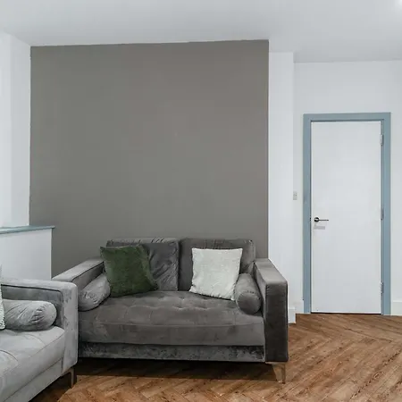 Convenient 3bed Flat W Security דירה