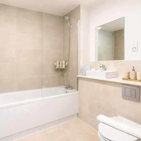 Stylish 1 Bed Sleeps 3 - Old Trafford - Centre Tram Access *