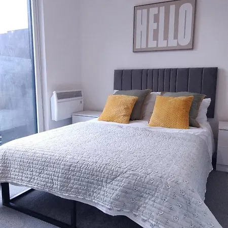 Bee Kinetic - Work N Relax With 500mbps Wifi - Modern Penthouse Duplex With Juliet Balconies, Netflix And Paid Parking