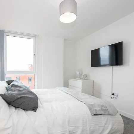 River Irwell View 2br With Parking & Balcony *