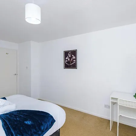 2 Bedroom House, Sleeps 4, Free Parking, Fast Wi-fi * Manchester