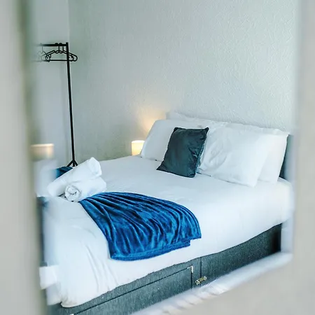 2 Bedroom House, Sleeps 4, Free Parking, Fast Wi-fi *