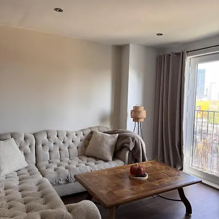 Apartmán Modern Flat Riverside Views 2 Bedroom *