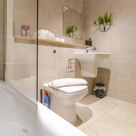 아파트 2br Near Old Trafford Balcony, Water View ,parking&gym 맨체스터