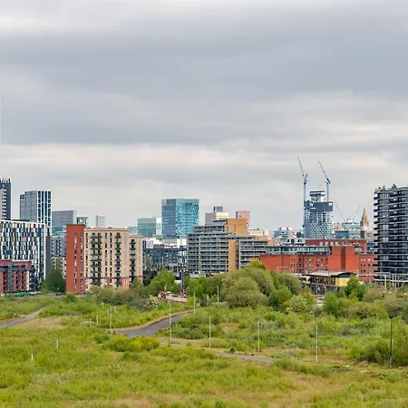 2br Near Old Trafford Balcony, Water View ,parking&gym Daire