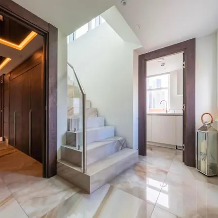 Modern Retreat - Walk To Attraction Διαμέρισμα *