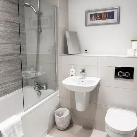 4th Floor Flat With Balcony - Pass The Keys דירה *