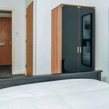 Stylish Centre - 3 Double Bedrooms - Sleeps Up To 10 Manchester