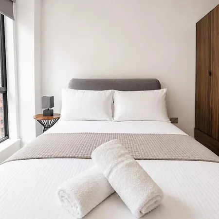 Stylish 2 Bed Flat - Near Centre - Balcony Apartmán *