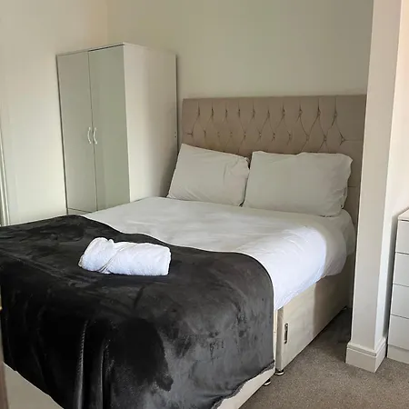 Balcony View Deluxe 2 Bed Ao Arena & Victoria Stn
