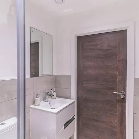 Chic 1br Flat At Alexandra Rise