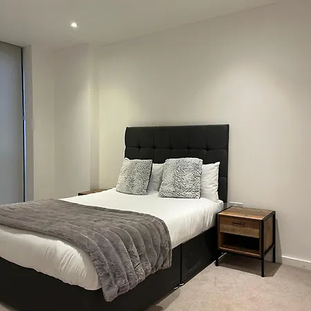 High-end 2-bed Retreat - Ao Arena & Victoria Stn *