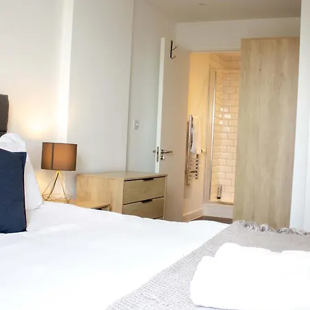 Effortless Stays At Elegant 2Br Escape Near Old Trafford Stadium