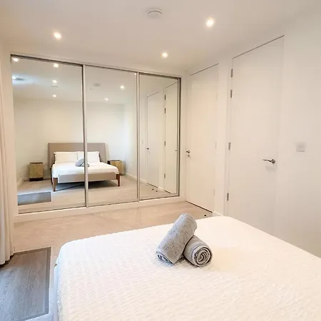 Stylish New 2br 5min Ao Arena Free Parking Apartmán