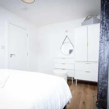 Stylish Newly Refurbished 2br Flat In *