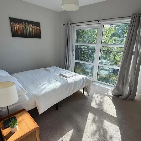 Didsbury 2-Bed With Free Parking & 2 Balconies Апартаменты *