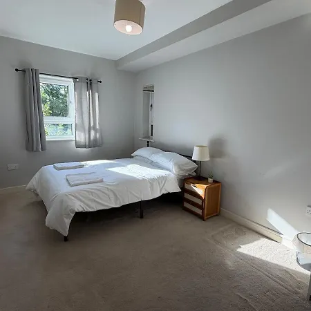 Didsbury 2-Bed With Free Parking & 2 Balconies Апартаменты *