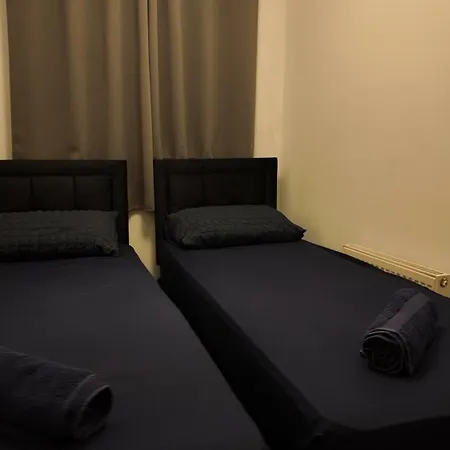 Modern Cozy With Free Parking Near Centre