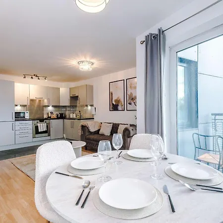 Modern 2br Parking For 2 Walk To Co-op Live