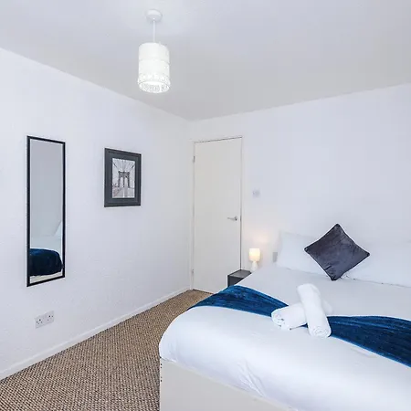 2 Bedroom House, Sleeps 4, Free Parking, Fast Wi-fi Daire