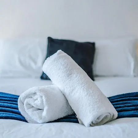 דירה 2 Bedroom House, Sleeps 4, Free Parking, Fast Wi-fi *