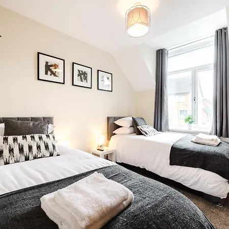 2 Bed Salford L Free Private Parking L Contractors & Families L Sleeps 4 L Free 1 Hr Early Check-in 아파트 *
