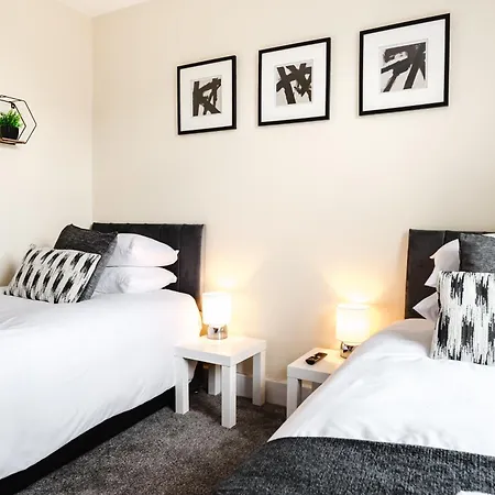 2 Bed Salford L Free Private Parking L Contractors & Families L Sleeps 4 L Free 1 Hr Early Check-in Апартаменты *