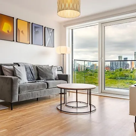 2br Near Old Trafford Balcony, Water View ,parking&gym 아파트