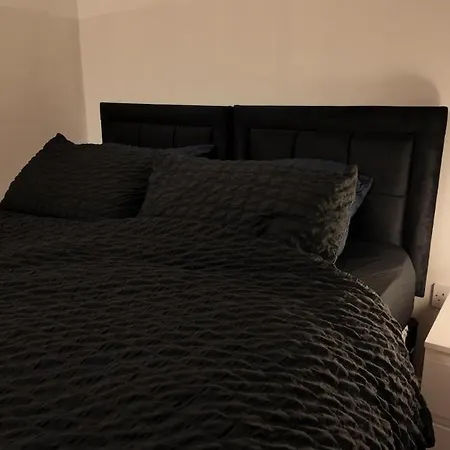 Modern Cozy With Free Parking Near Centre *