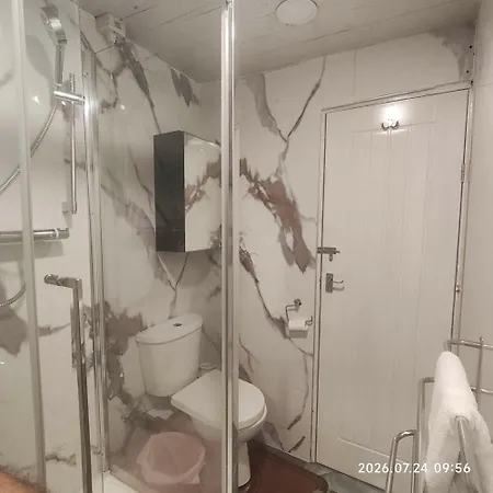 公寓 Entire 1St Floor Apartment With Free Parking In Hyde Road Opposite Gorton Tesco Extra