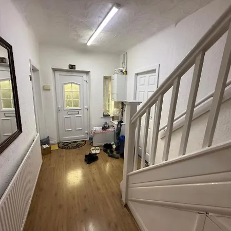Ground Floor 1 Bed Flat Free Parking Near Tram *