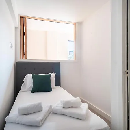 Lovely 2bed W Balcony