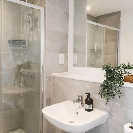 Waterfront Luxury 2br Flat Salford
