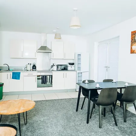 Daire Stylish Centre - 3 Double Bedrooms - Sleeps Up To 10 *