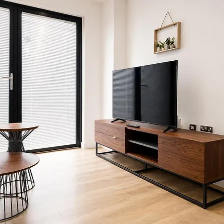 Stylish 2 Bed Flat - Near Centre - Balcony *