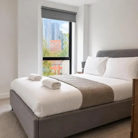 Stylish 2 Bed Flat - Near Centre - Balcony