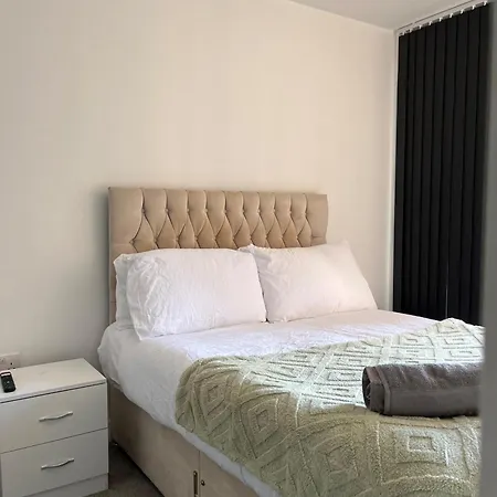Balcony View Deluxe 2 Bed Ao Arena & Victoria Stn *