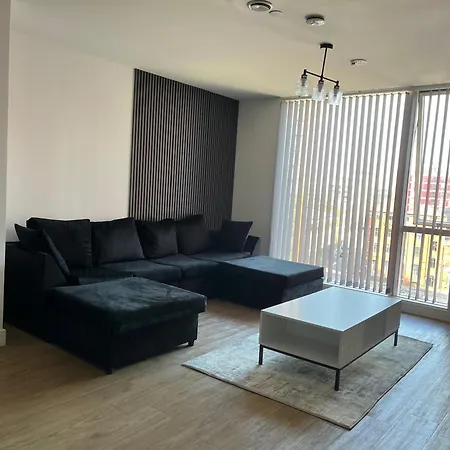 Balcony View Deluxe 2 Bed Ao Arena & Victoria Stn