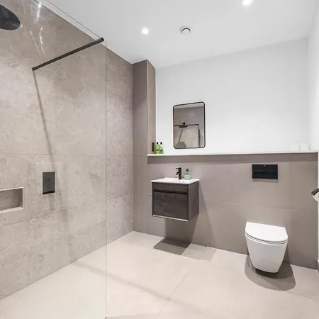 Modern 2br I Workspace I Centre I 3 Beds *