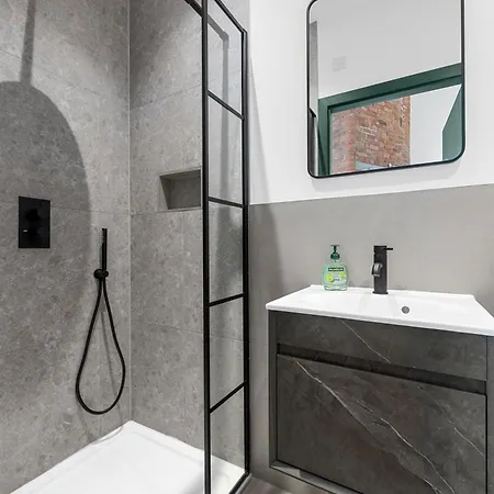 דירה Spacious 2br I Pool Table I Workspace I Centre