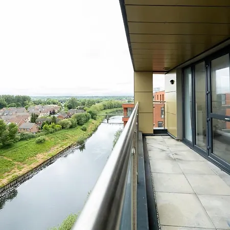 River Irwell View 2br With Parking & Balcony Daire