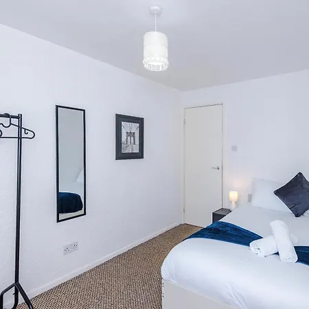 2 Bedroom House, Sleeps 4, Free Parking, Fast Wi-fi * Manchester