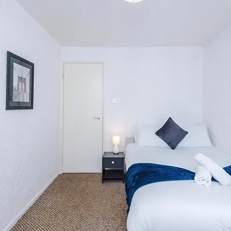 2 Bedroom House, Sleeps 4, Free Parking, Fast Wi-fi דירה מנצ'סטר